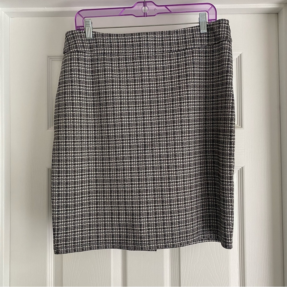Classic Black and White Houndstooth Skirt
